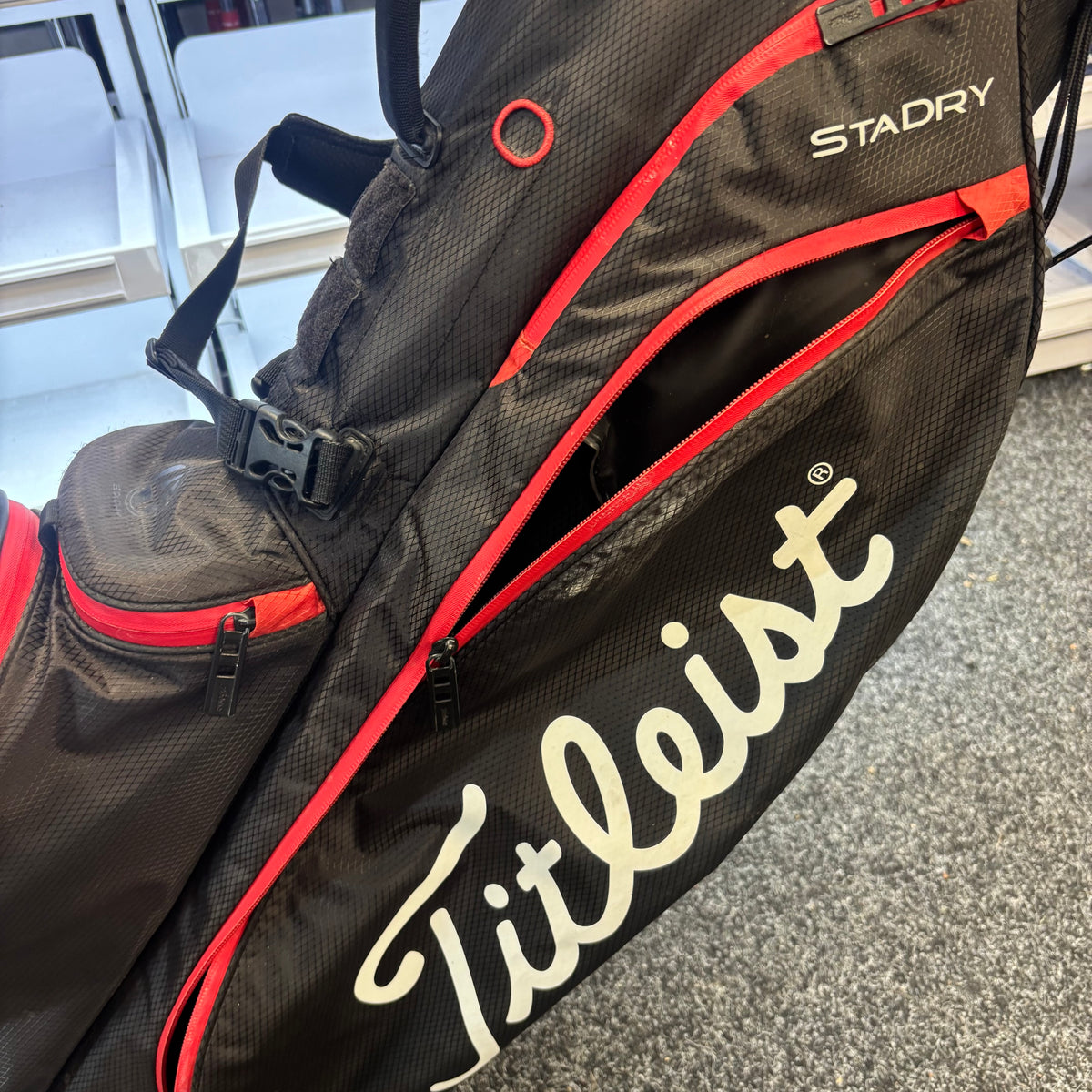 Titleist StaDry Carry Bag - BlkRed (side pocket zip broken)