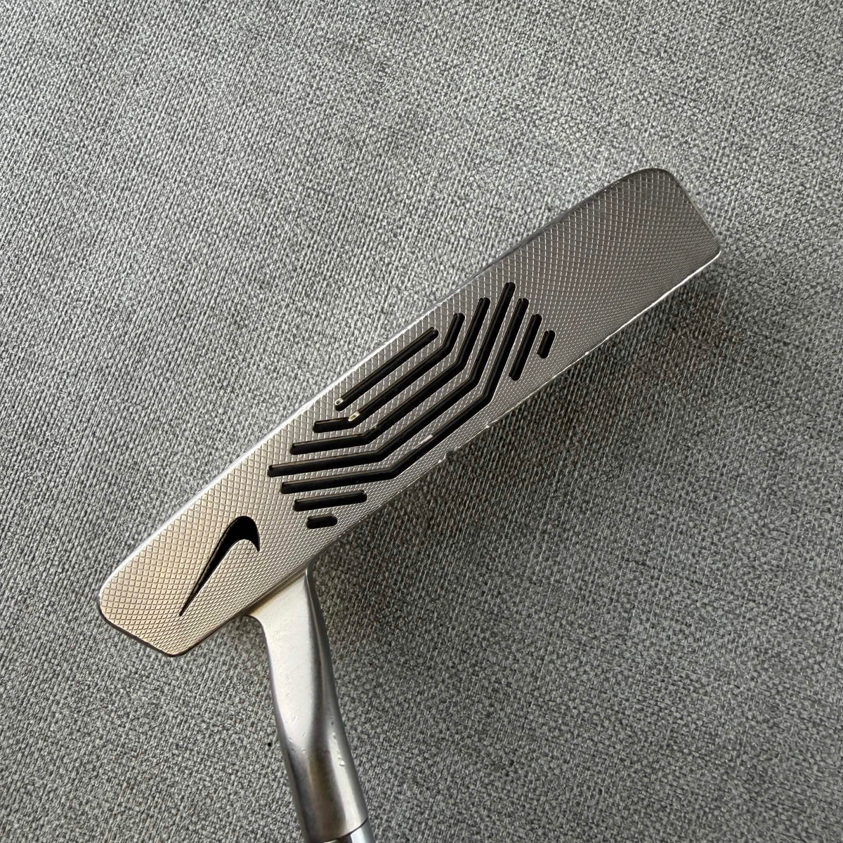 Nike Method Model 002 Precision Milled 303 Putter - 33.5 Inches / Nike Method Grip